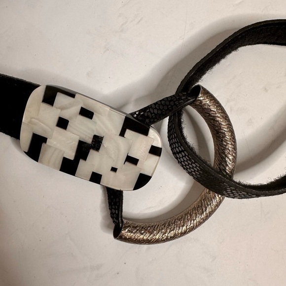 Vintage  Lucite black and white buffalo one size fits all Velcro closure belt - Picture 2 of 5
